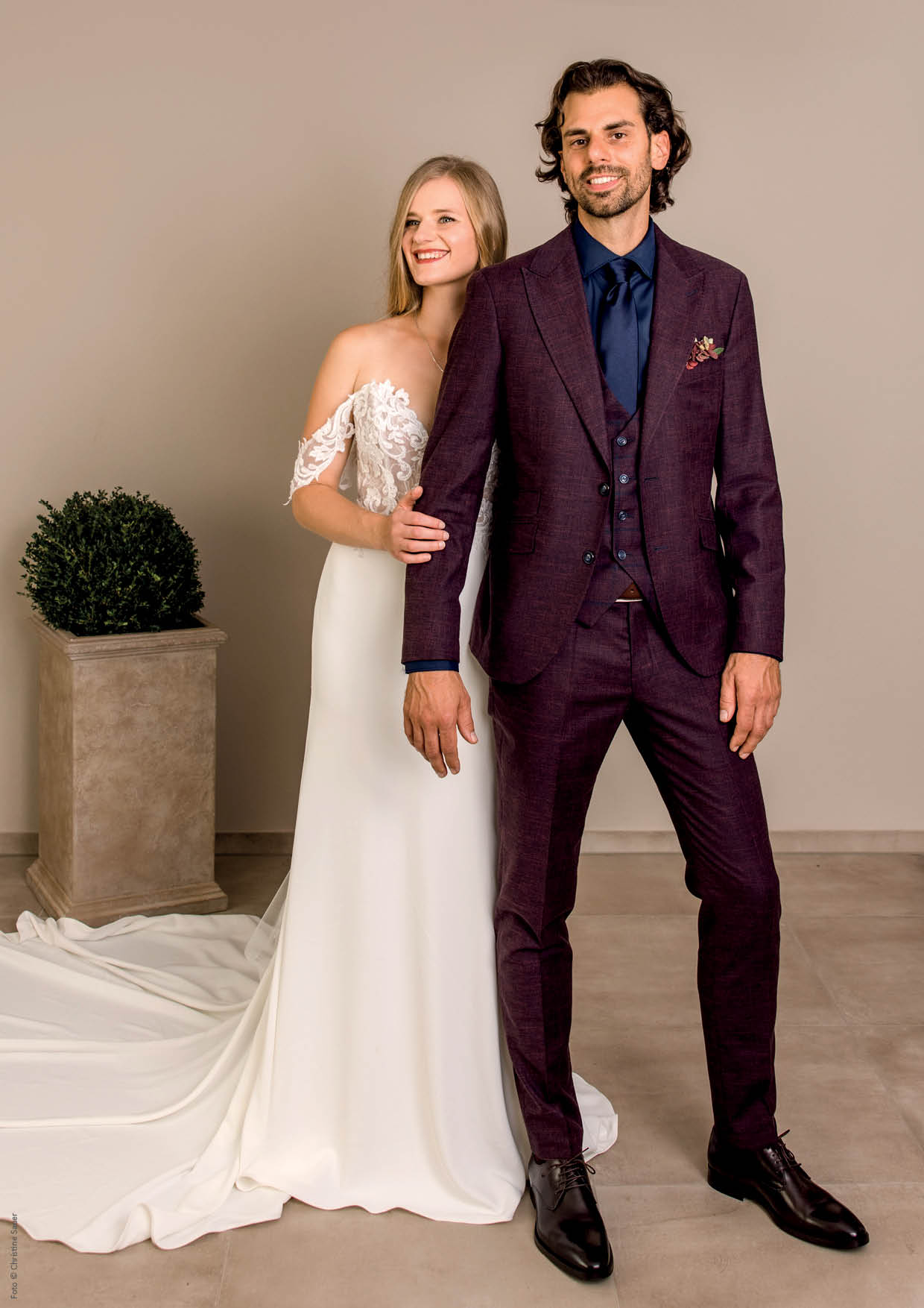 kastell_herrenzimmer ried_set_c01_anzug_modern_krawatte_weste_merlo_couple 1_oL-min