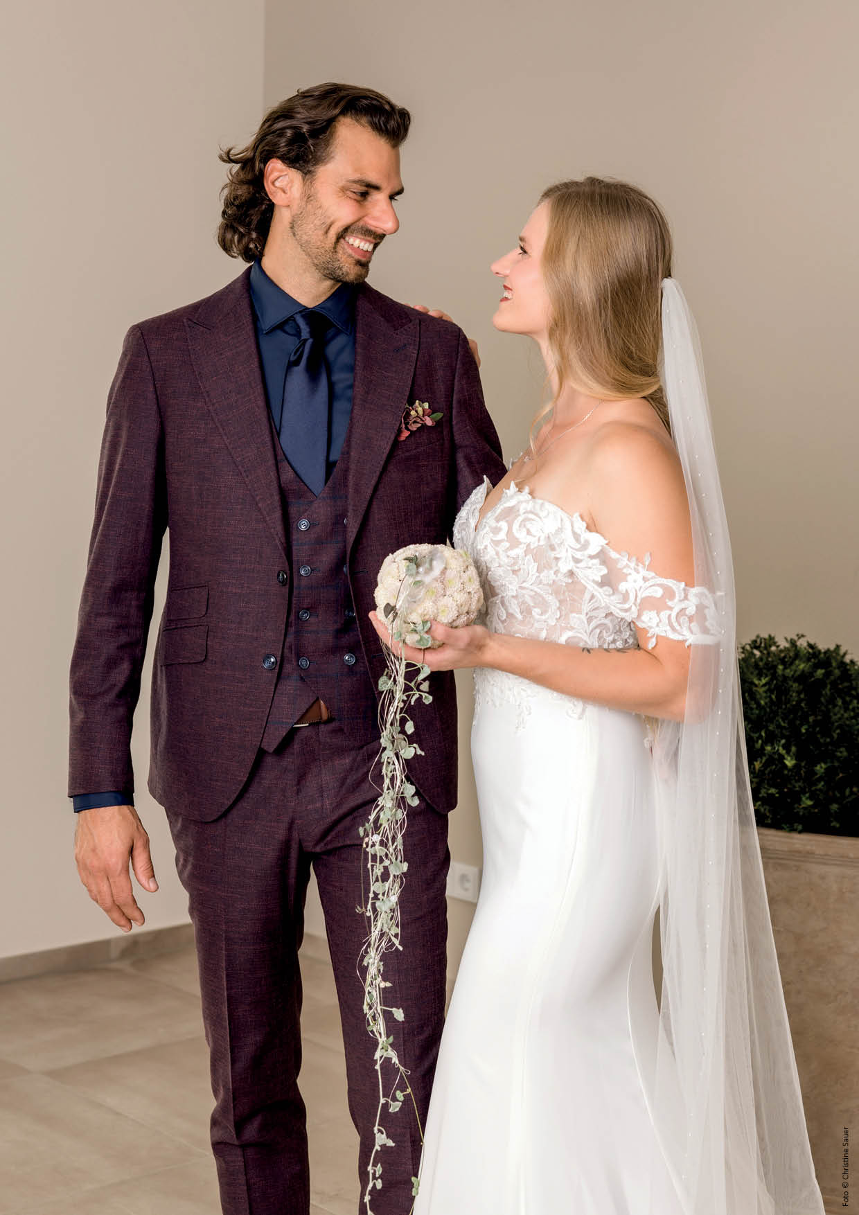 kastell_herrenzimmer ried_set_c01_anzug_modern_krawatte_weste_merlo_couple 2_oL-min
