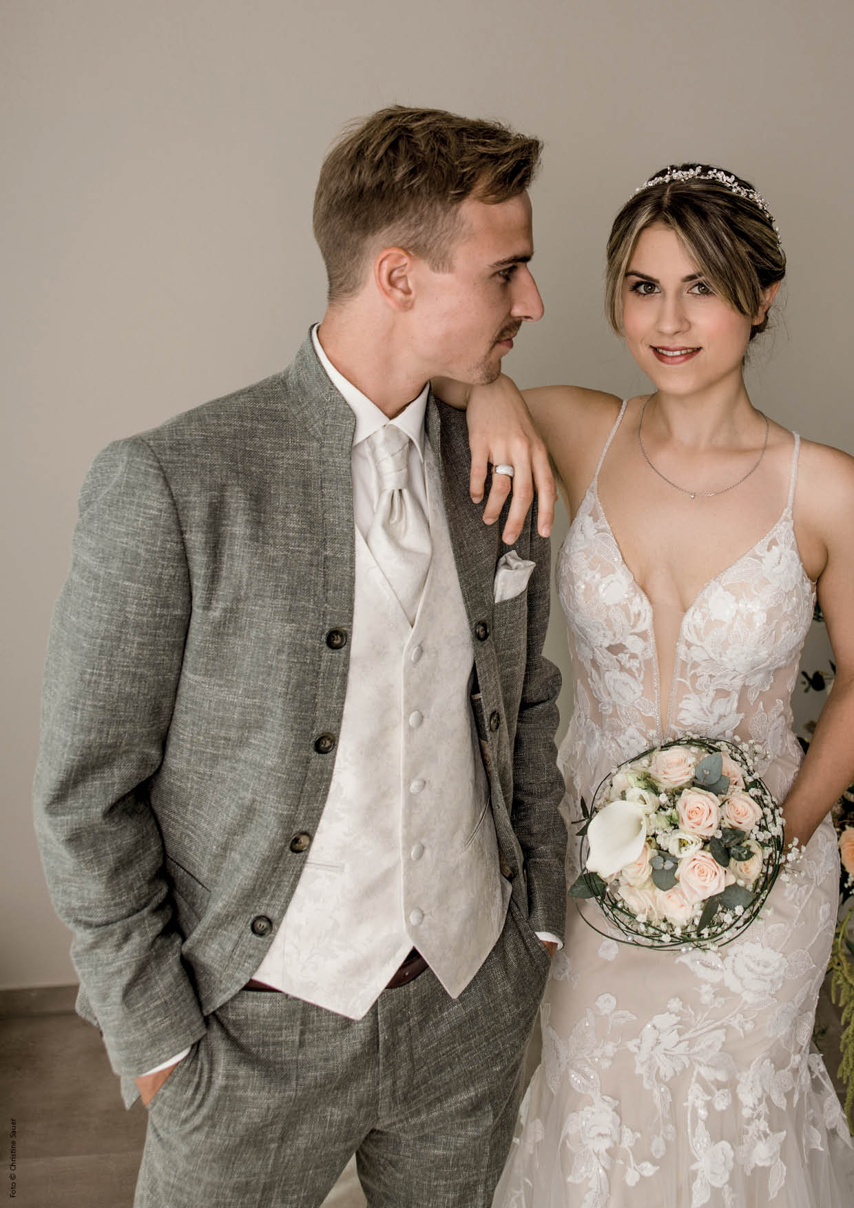kastell_herrenzimmer ried_set_c04_anzug_vintage_strukturiert_stehkragen_plastron_gruen_couple 1_oL-min