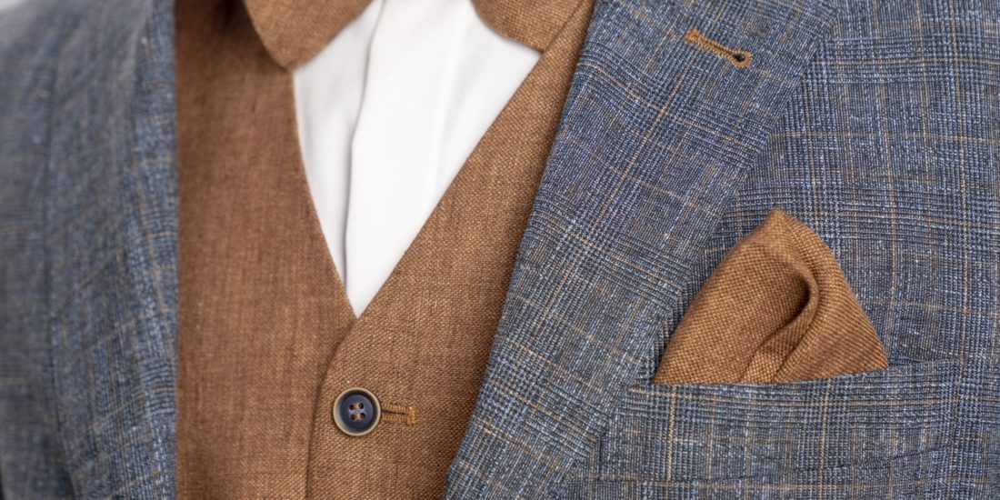 herrenzimmer-kastell-set-a11-anzug-denim-blau-hemd-cognac-weste-leinen-fliege-stecktuch-vorne-deatils-1-min