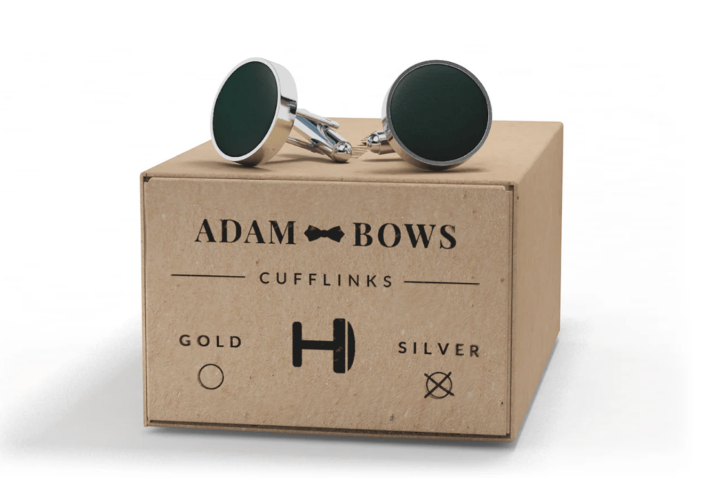 adam-bows-herrenzimmer-ried-gustav-dunkelgruen-set-manschettenknoepfe-silber-anzug-vorne-10-min adam-bows-herrenzimmer-ried-gustav-dunkelgruen-set-manschettenknoepfe-silber-anzug-vorne-10-min