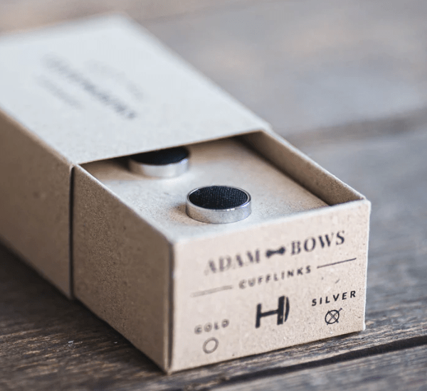 adam-bows-herrenzimmer-ried-jack-schwarz-manschettenknoepfe-anzug-silber-vorne-5-min