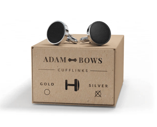 adam-bows-herrenzimmer-ried-jack-schwarz-manschettenknoepfe-anzug-silber-vorne-7-min adam-bows-herrenzimmer-ried-jack-schwarz-manschettenknoepfe-anzug-silber-vorne-7-min