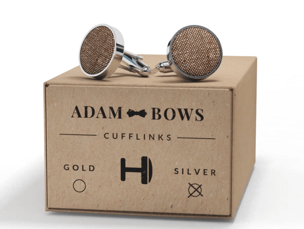 adam-bows-herrenzimmer-ried-manschettenknoepfe-silber-anzug-braun-bosse-vorne-15-min adam-bows-herrenzimmer-ried-manschettenknoepfe-silber-anzug-braun-bosse-vorne-15-min