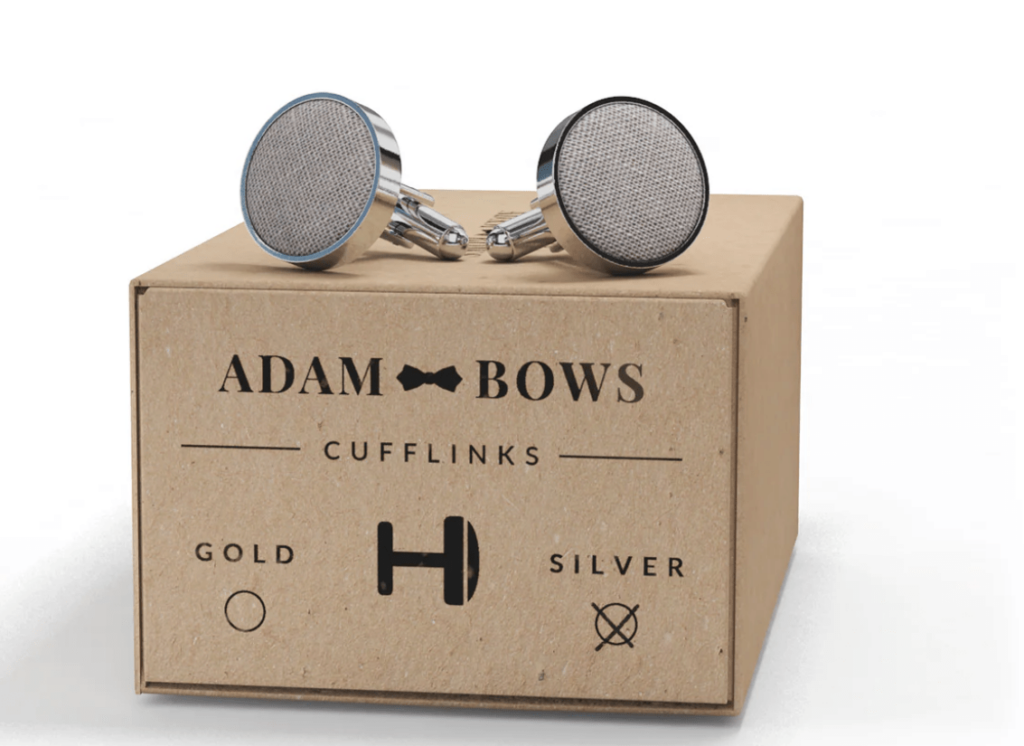 adam-bows-herrenzimmer-ried-piet-hellgrau-manschettenknoepfe-silber-anzug-vorne-8-min adam-bows-herrenzimmer-ried-piet-hellgrau-manschettenknoepfe-silber-anzug-vorne-8-min