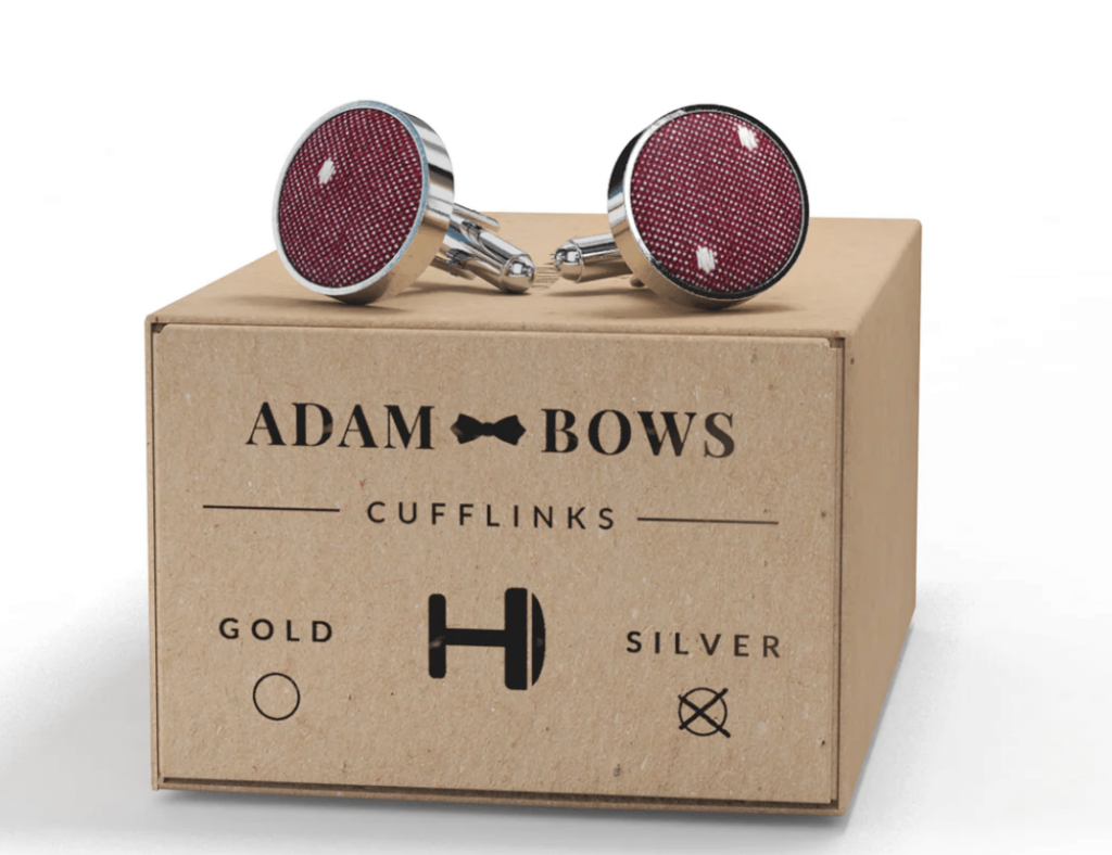 adam-bows-herrenzimmer-ried-raul-burgunder-set-manschettenknoepfe-silber-anzug-vorne-12-min adam-bows-herrenzimmer-ried-raul-burgunder-set-manschettenknoepfe-silber-anzug-vorne-12-min