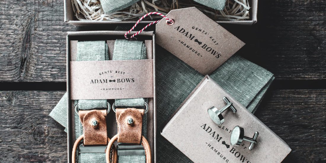 adam-bows-herrenzimmer-ried-set-fliege-hosentraeger-accessoires-lasse-salbeigruen-set-vorne-2-min