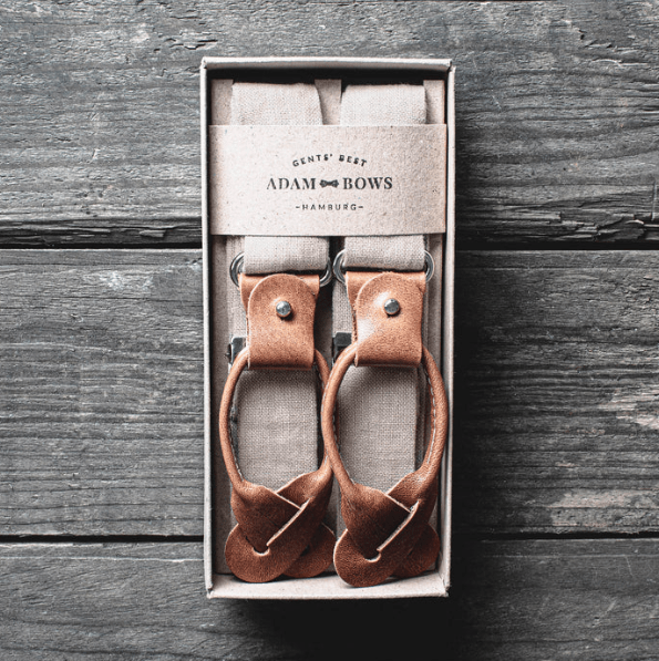 adam-bows-herrenzimmer-ried-set-hosentraeger-natur-beige-michel-anzug-braun-leder-vorne-18-min adam-bows-herrenzimmer-ried-set-hosentraeger-natur-beige-michel-anzug-braun-leder-vorne-18-min