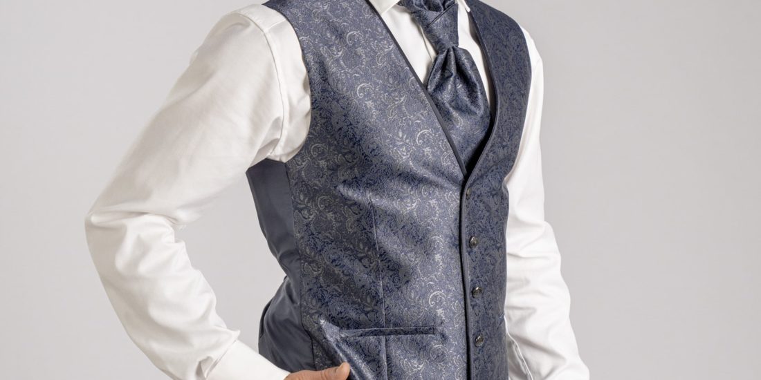 herrenzimmer-manzetti-1715-02-anzug-set-dunkelblau-slim-fit-plastron-elegant-ohne-sakko-vorne-3-min