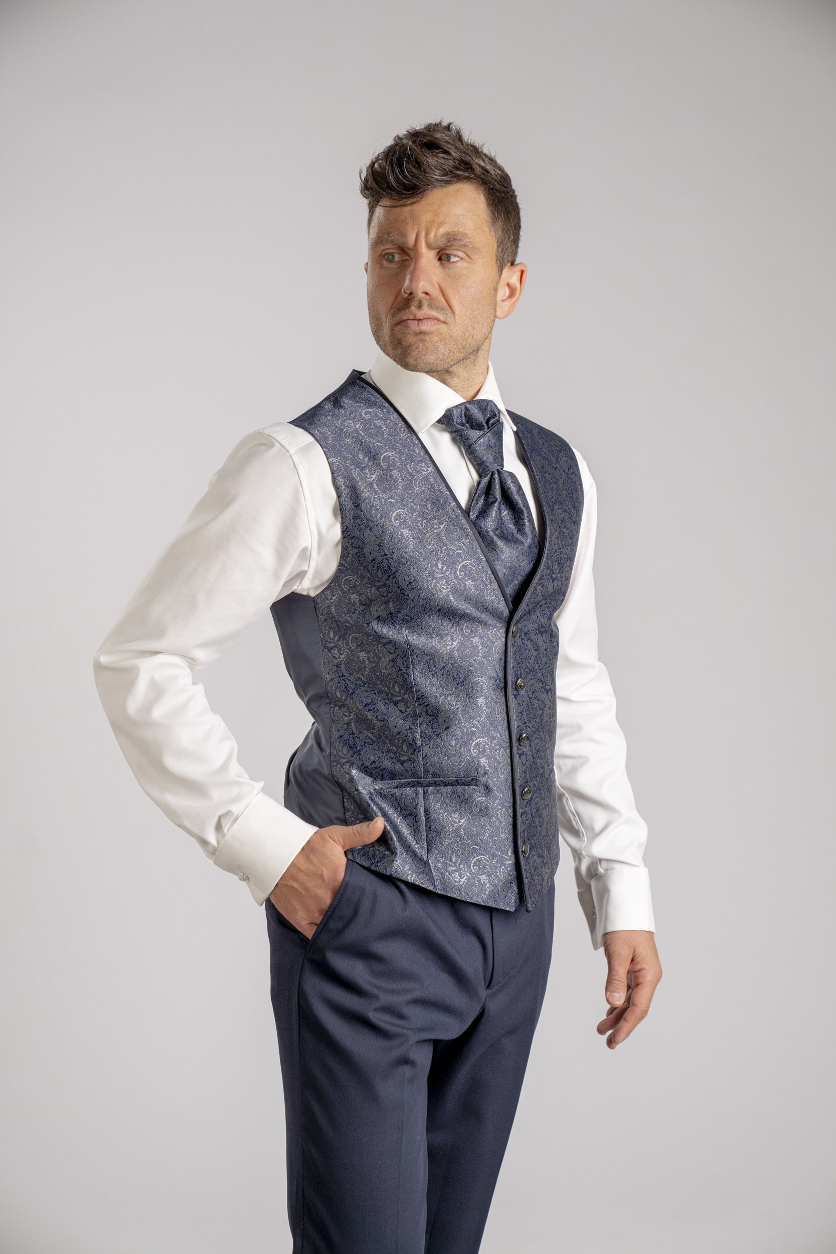 herrenzimmer-manzetti-1715-02-anzug-set-dunkelblau-slim-fit-plastron-elegant-ohne-sakko-vorne-3-min