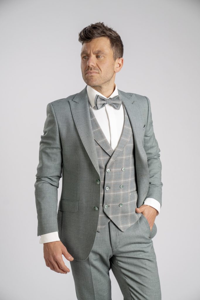 herrenzimmer-manzetti-3585-25-anzug-set-salbei-weste-kariert-hemd-fliege-slim-fit-vorne-1-min