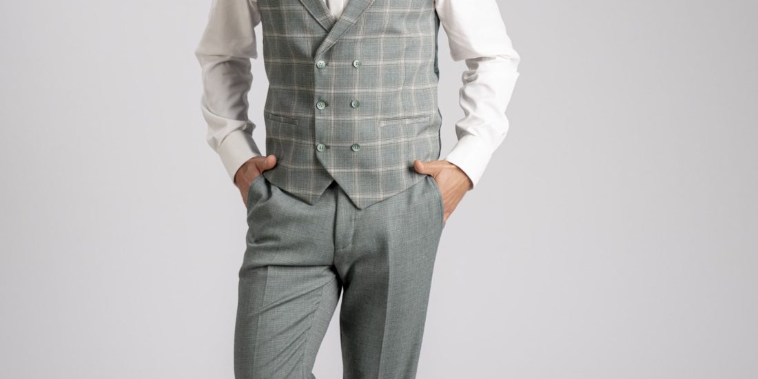 herrenzimmer-manzetti-3585-25-anzug-set-salbei-weste-kariert-hemd-fliege-slim-fit-vorne-2-min
