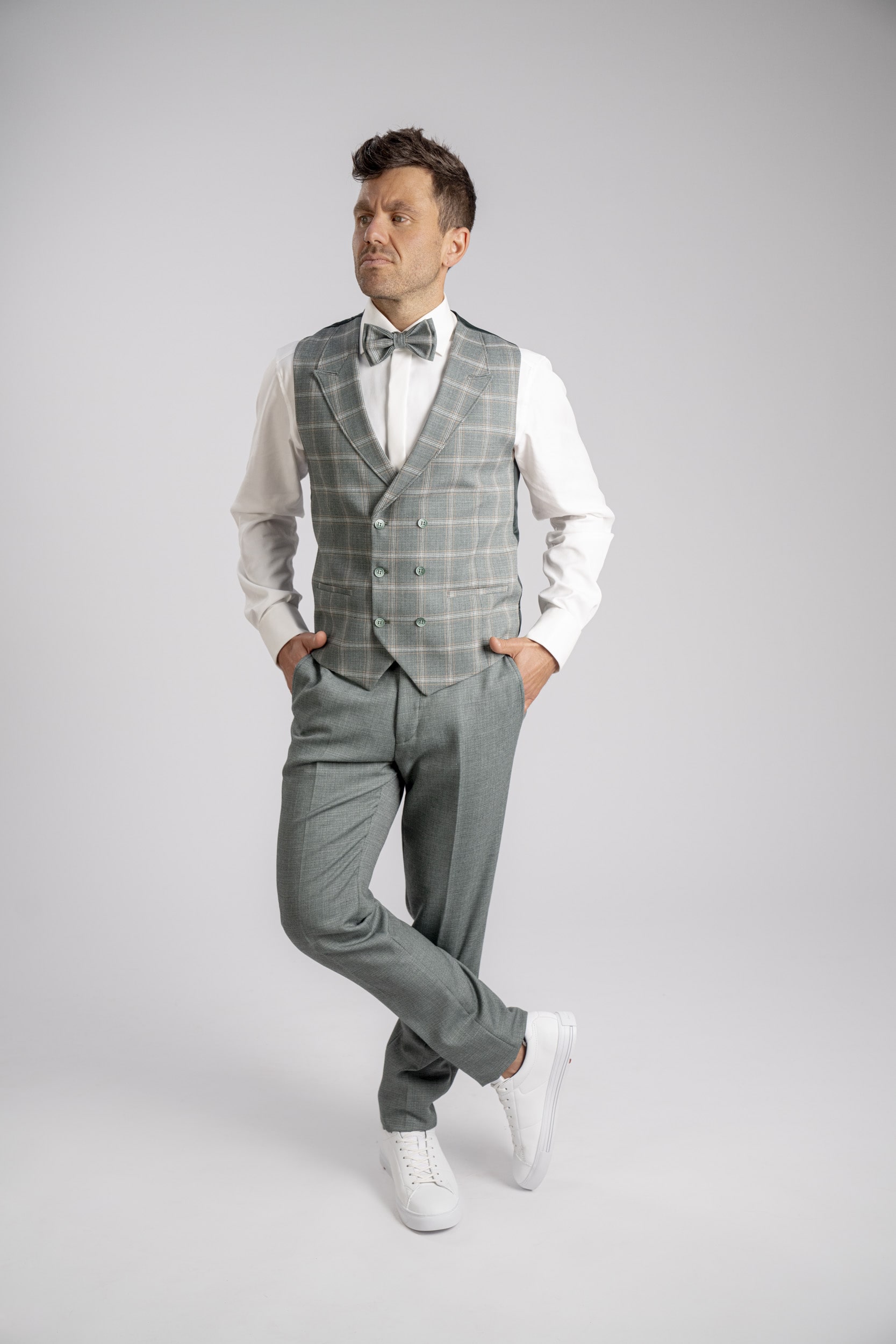 herrenzimmer-manzetti-3585-25-anzug-set-salbei-weste-kariert-hemd-fliege-slim-fit-vorne-2-min