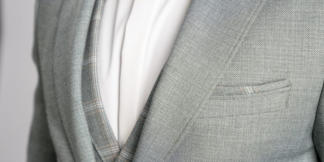 herrenzimmer-manzetti-3585-25-anzug-set-salbei-weste-kariert-hemd-fliege-slim-fit-vorne-details-1-min