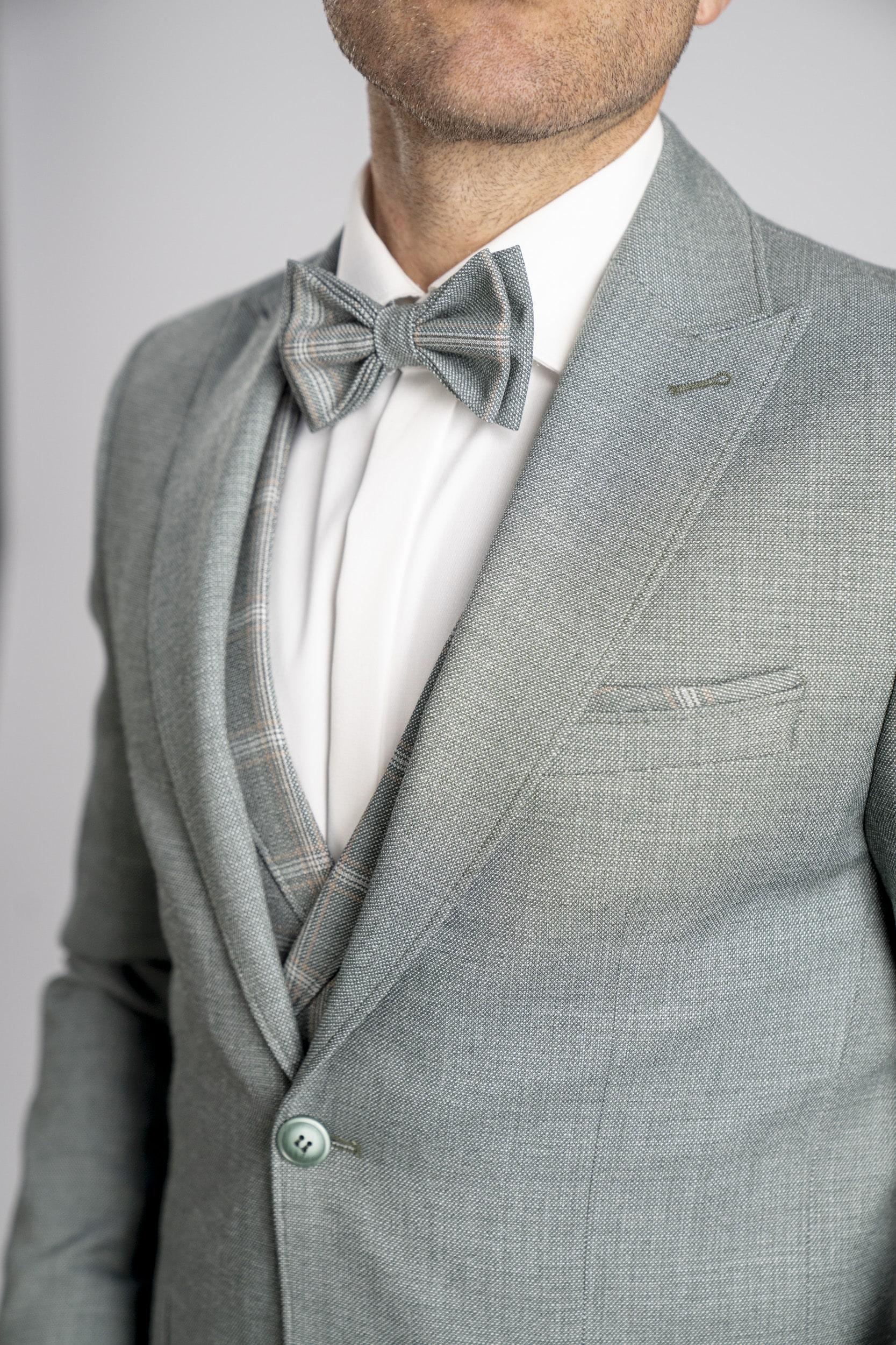 herrenzimmer-manzetti-3585-25-anzug-set-salbei-weste-kariert-hemd-fliege-slim-fit-vorne-details-1-min