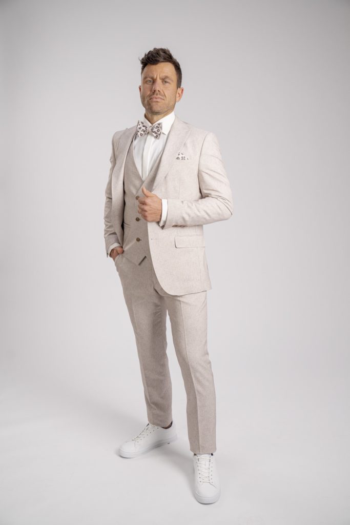 herrenzimmer-manzetti-5007-17-anzug-set-beige-leinen-weste-hemd-fliege-slim-fit-vorne-1-min