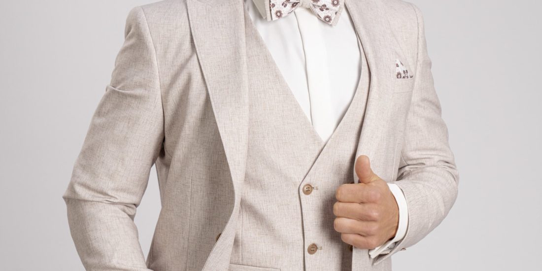 herrenzimmer-manzetti-5007-17-anzug-set-beige-leinen-weste-hemd-fliege-slim-fit-vorne-details-1-min