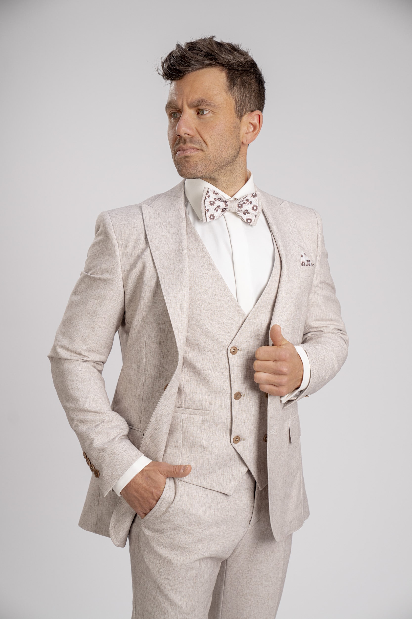 herrenzimmer-manzetti-5007-17-anzug-set-beige-leinen-weste-hemd-fliege-slim-fit-vorne-details-1-min