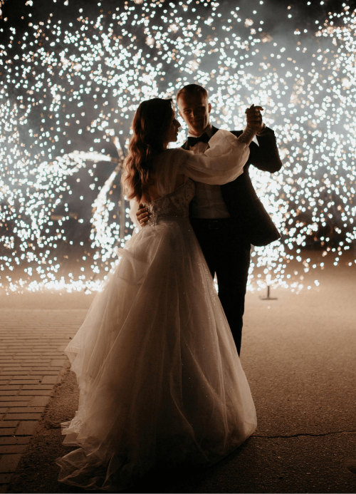 herrenzimmer_ried im innkreis_couple firework_canva_1-min