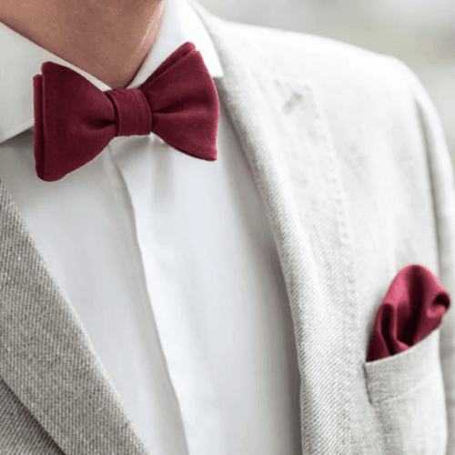 adam-bows-herrenzimmer-ried-george-bordeaux-set-stecktuch-fliege-anzug-weinrot-vorne-9-min adam-bows-herrenzimmer-ried-george-bordeaux-set-stecktuch-fliege-anzug-weinrot-vorne-9-min