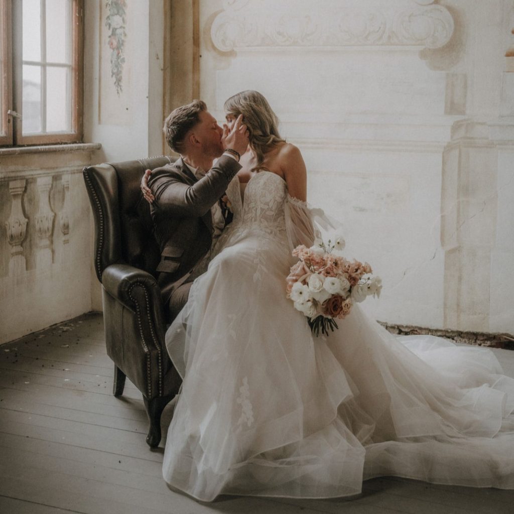 Was passiert, wenn eine Menge Profis der Branche aufeinandertreffen, durften wir am 30.4.2025 erleben. Denn bei einem ganz besonderen Style Shooting entstanden in zwei hochwertigen Settings wundervolle Inspirationsbilder, die wir mit unseren Brautmoden ausstatten durften. 