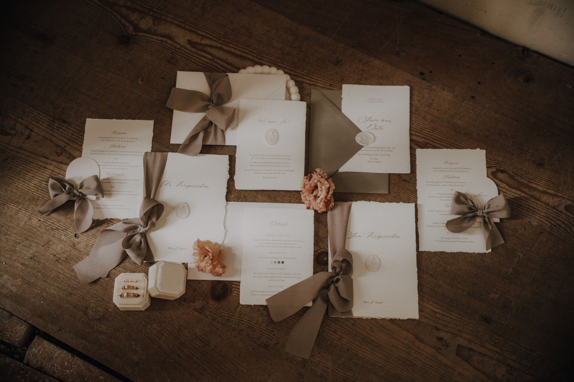 brautatlier-ried_Concept-1_alina-peter-fotografie_flatlay.jpg
