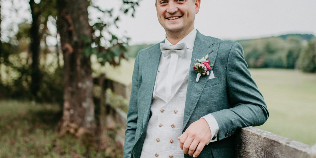 herrenzimmer_ried_real-groom_eder-dominik_kastell-look-C03_anna-zweimueller-photography-5-min-scaled.jpg