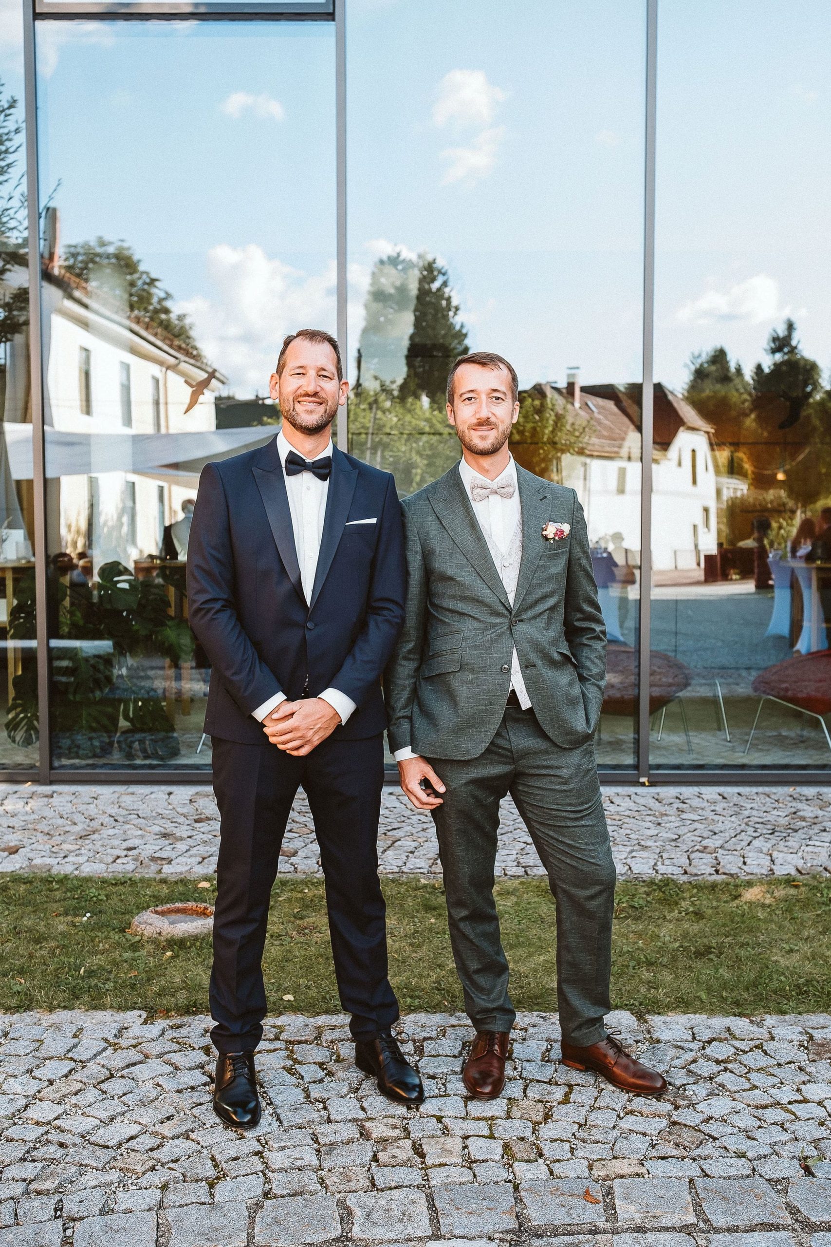 herrenzimmer_ried_real-groom_kampl-tobias_Look-C03_trauzeuge_smoking-1703_02_bildwandler-michael-fuchs-min-scaled.jpg