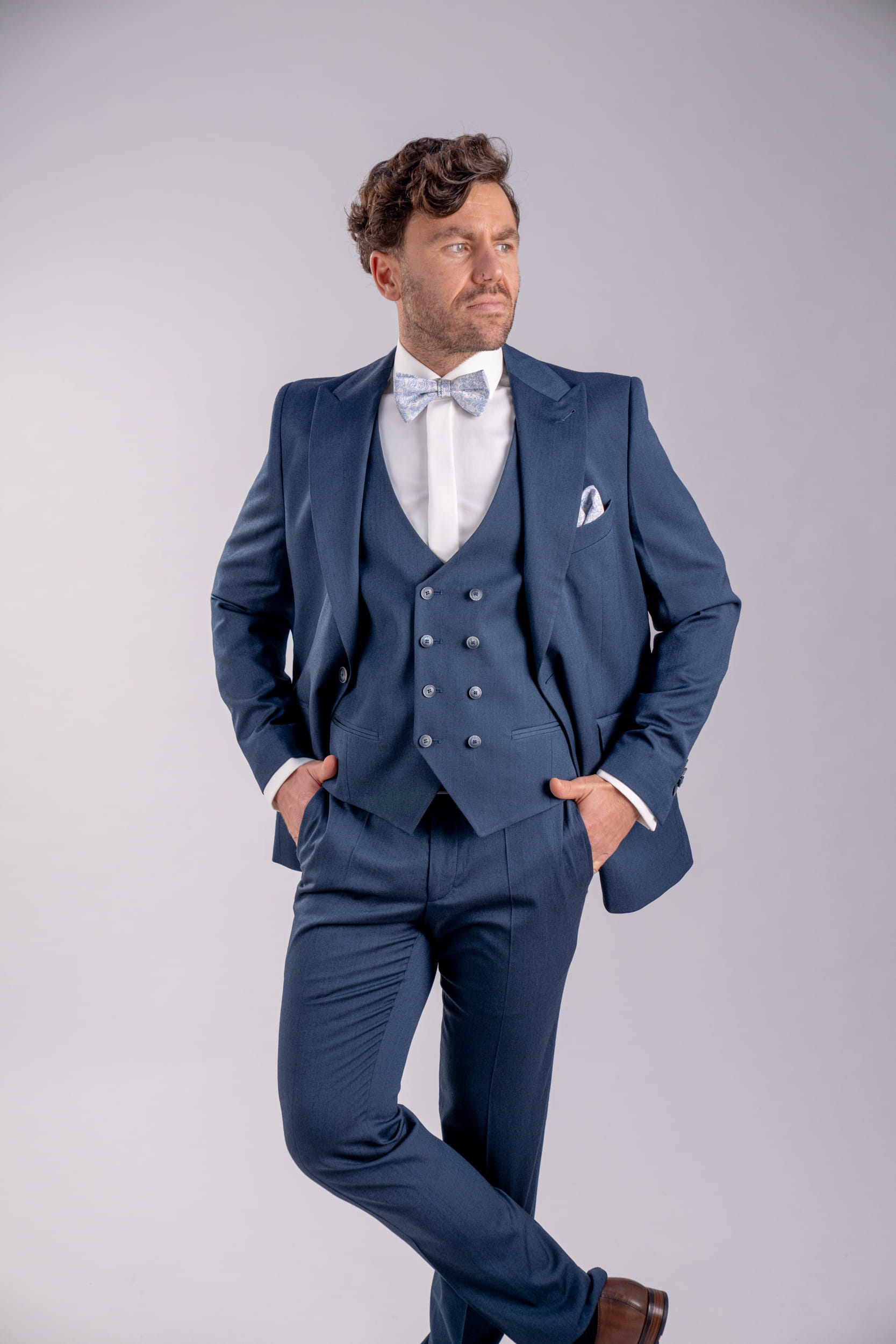 herrenzimmer-kastell-e01-anzug-set-dunkelblau-petrol-fliege-weste-uniform-hemd-brautpaar-brautatelier-vorne-3